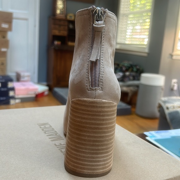 Thrived Taupe Suede Bootie Steve Madden brand new - Picture 3 of 3
